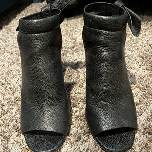 Kate Spade black leather peep toe mule heel. With bow. Size 8